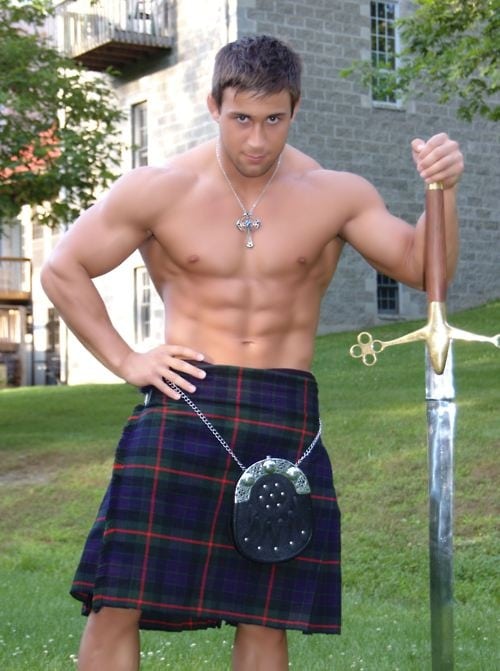 medicaldude-men-in-kilts.jpg