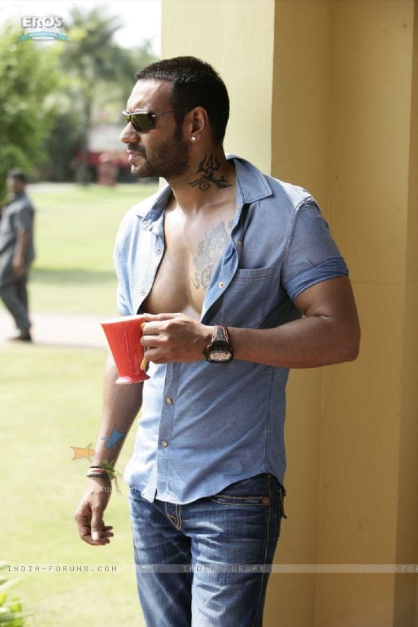 98159-ajay-devgan-in-the-movie-golmaal-3.jpg