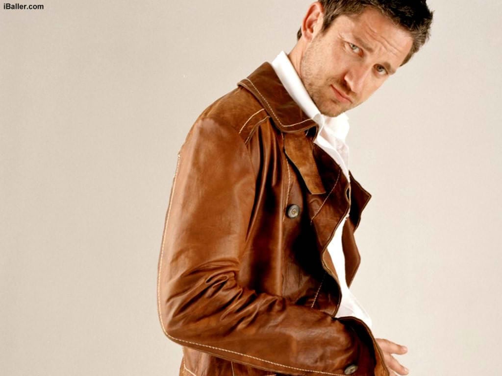 Semi-casual - Gerard Butler - 01