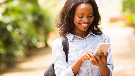 black woman using an online dating app